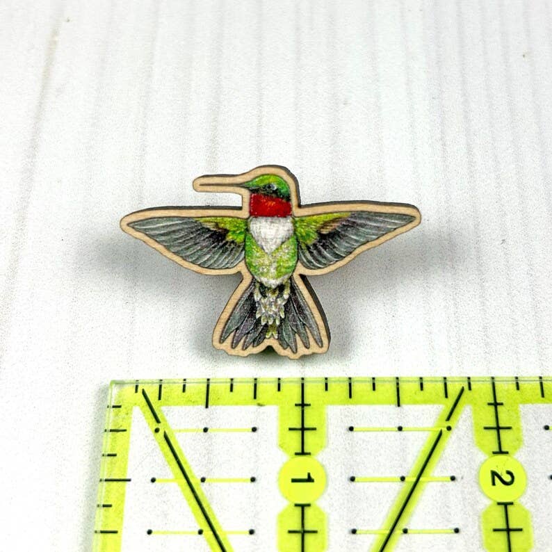 RUBY-THROATED HUMMINGBIRD ILLUSTRATED WOODEN PIN