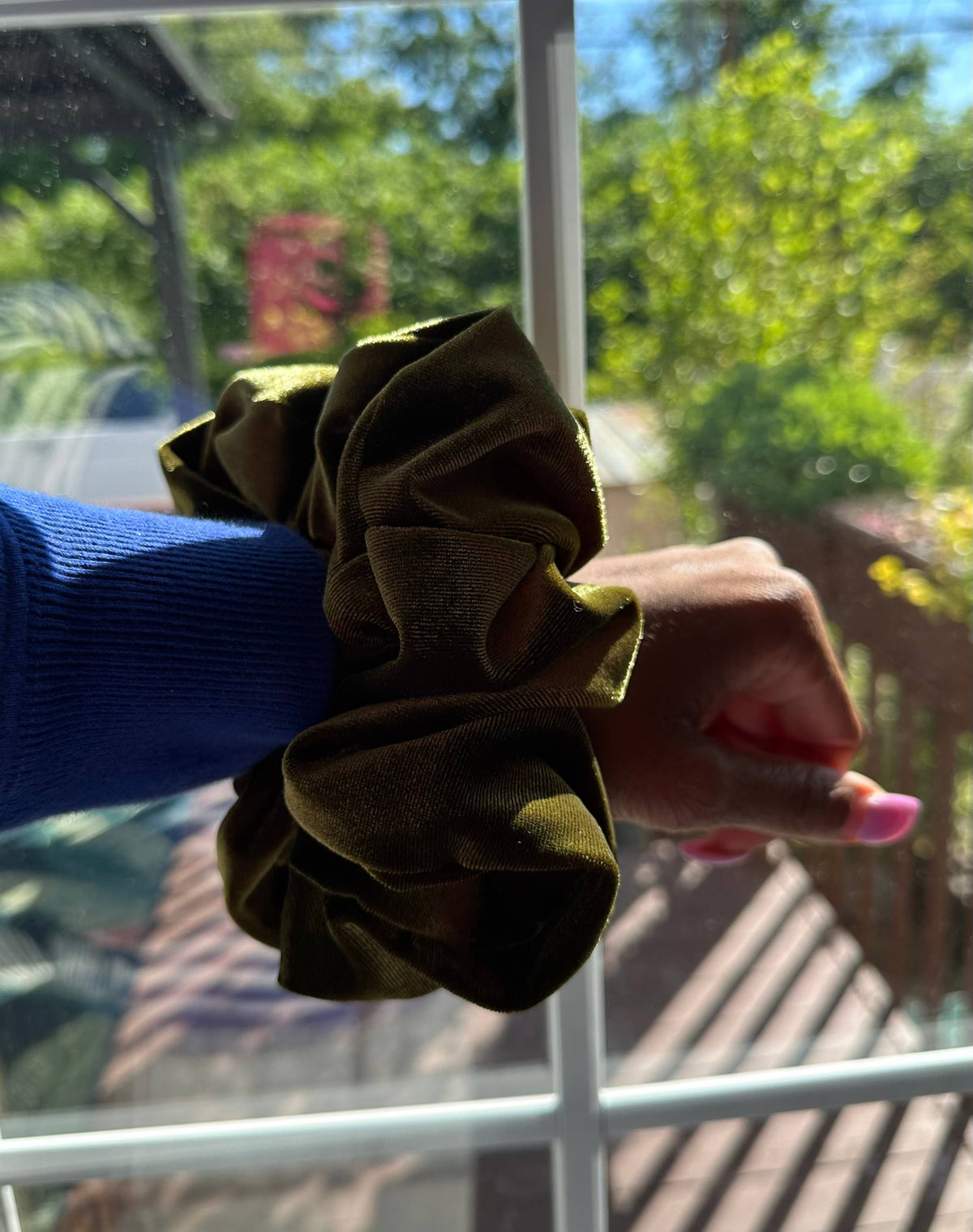 VELVET SCRUNCHIE - LIGHT GREEN