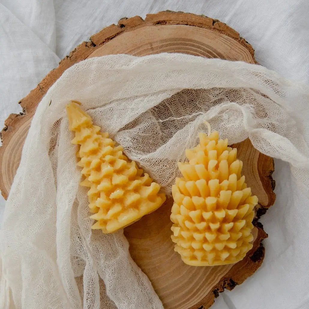 FESTIVE BEESWAX CANDLE