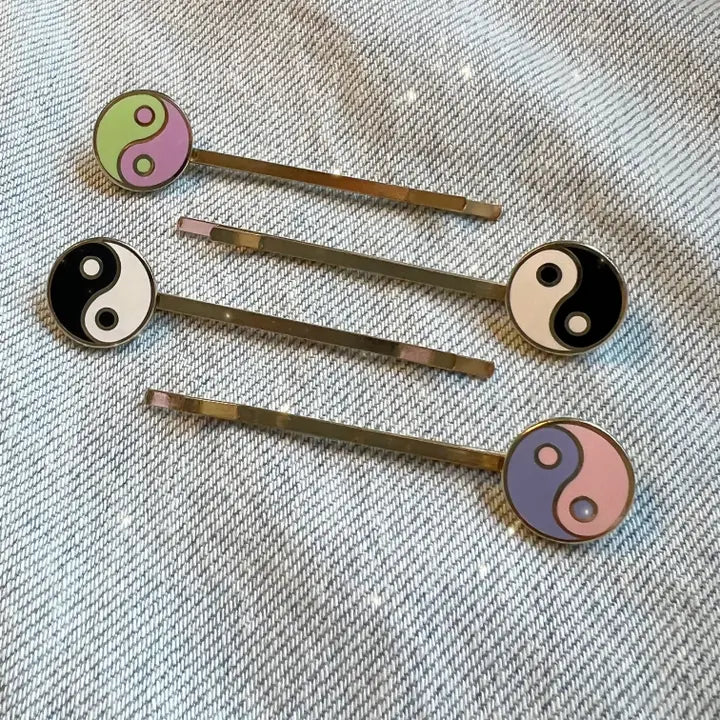 YING YANG BOBBY PINS