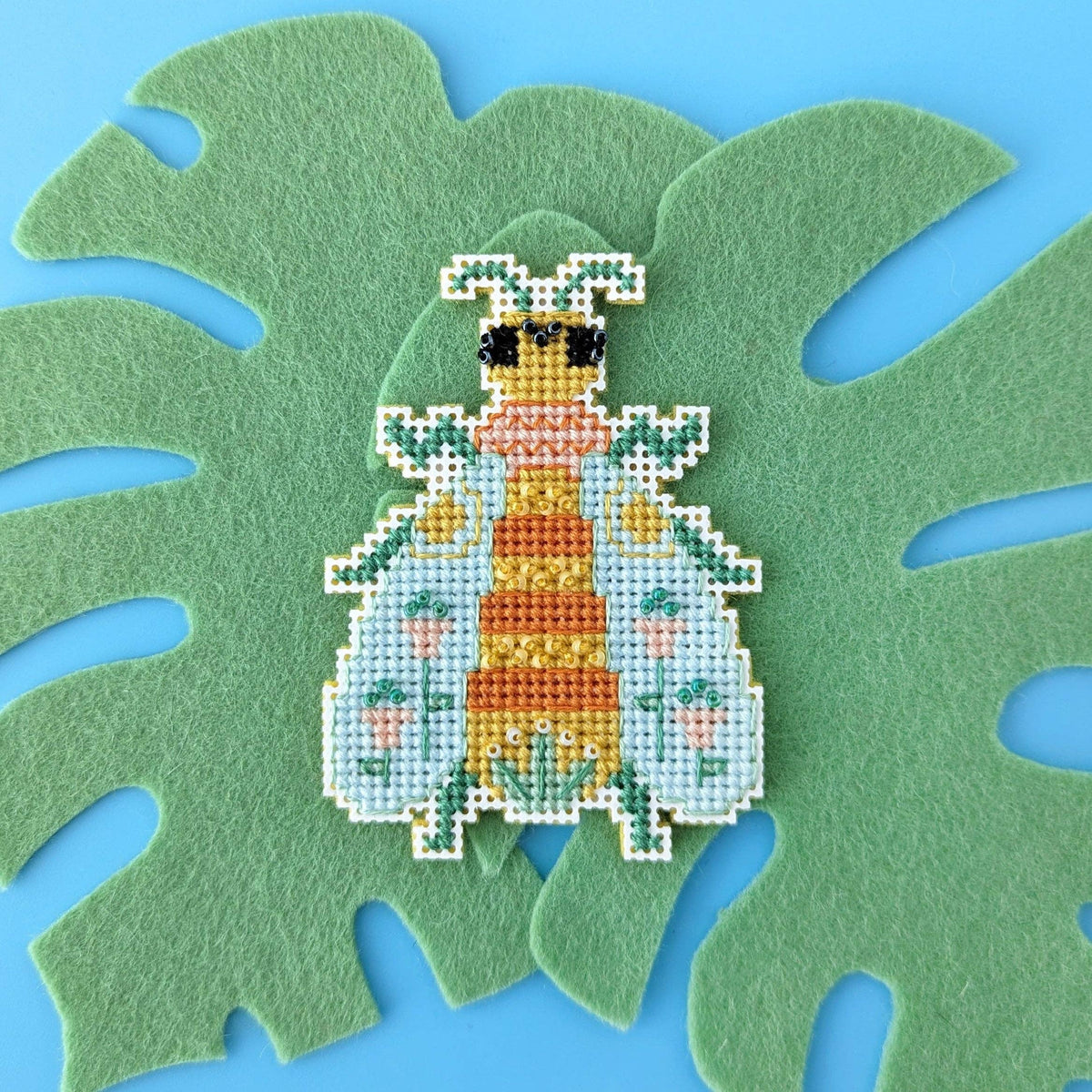 BLOOMING BUGS BEE CROSS STITCH KIT