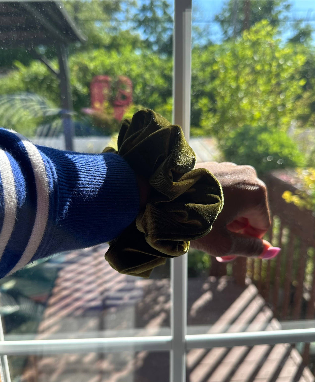 VELVET SCRUNCHIE - LIGHT GREEN