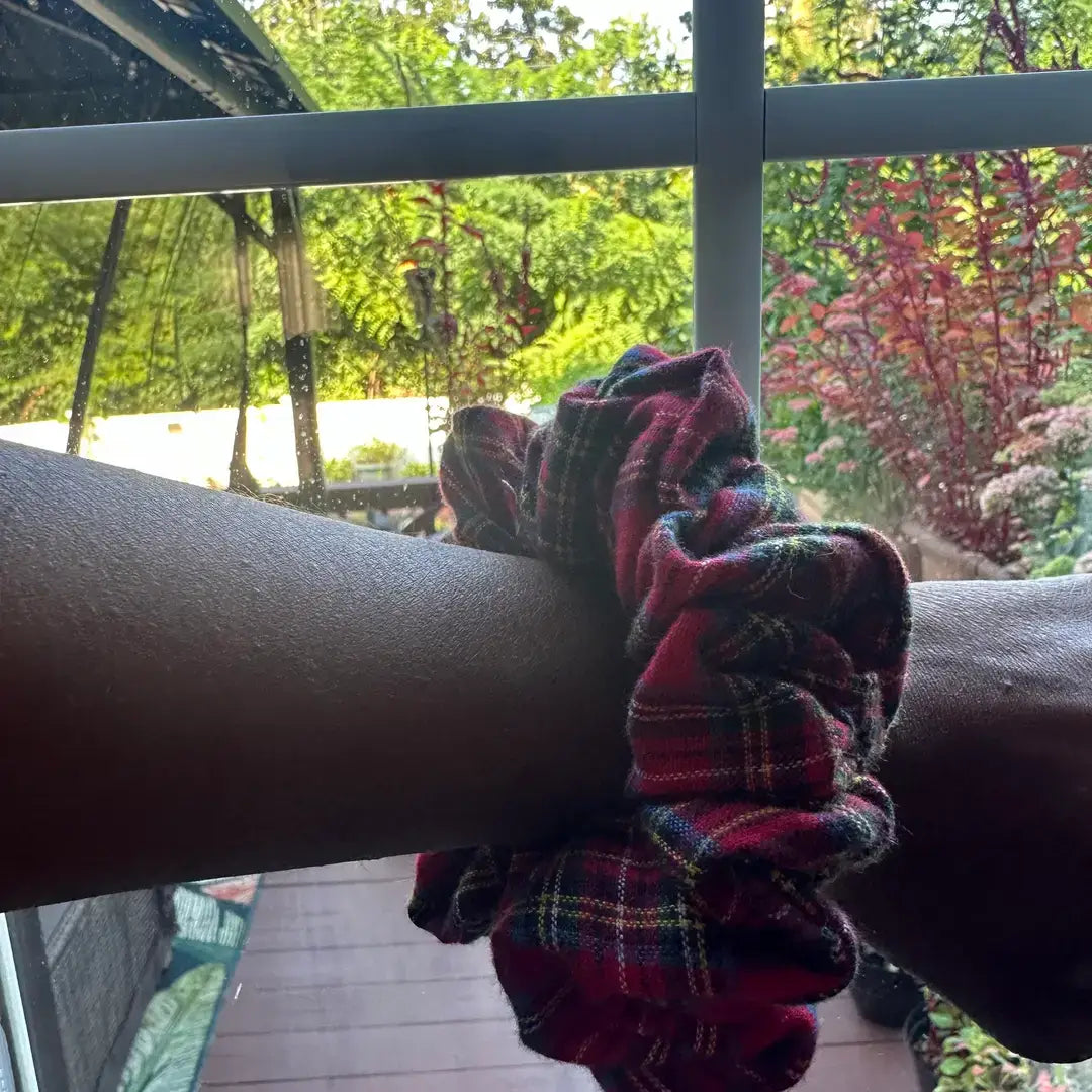 VELVET SCRUNCHIE - RED TARTAN