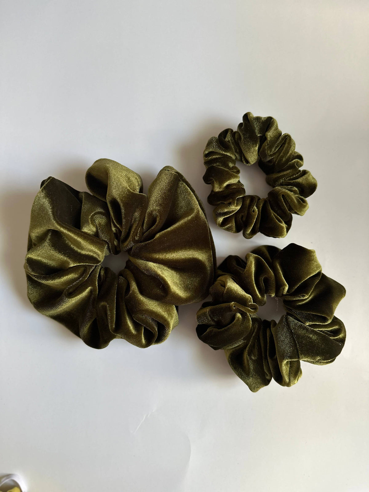 VELVET SCRUNCHIE - LIGHT GREEN